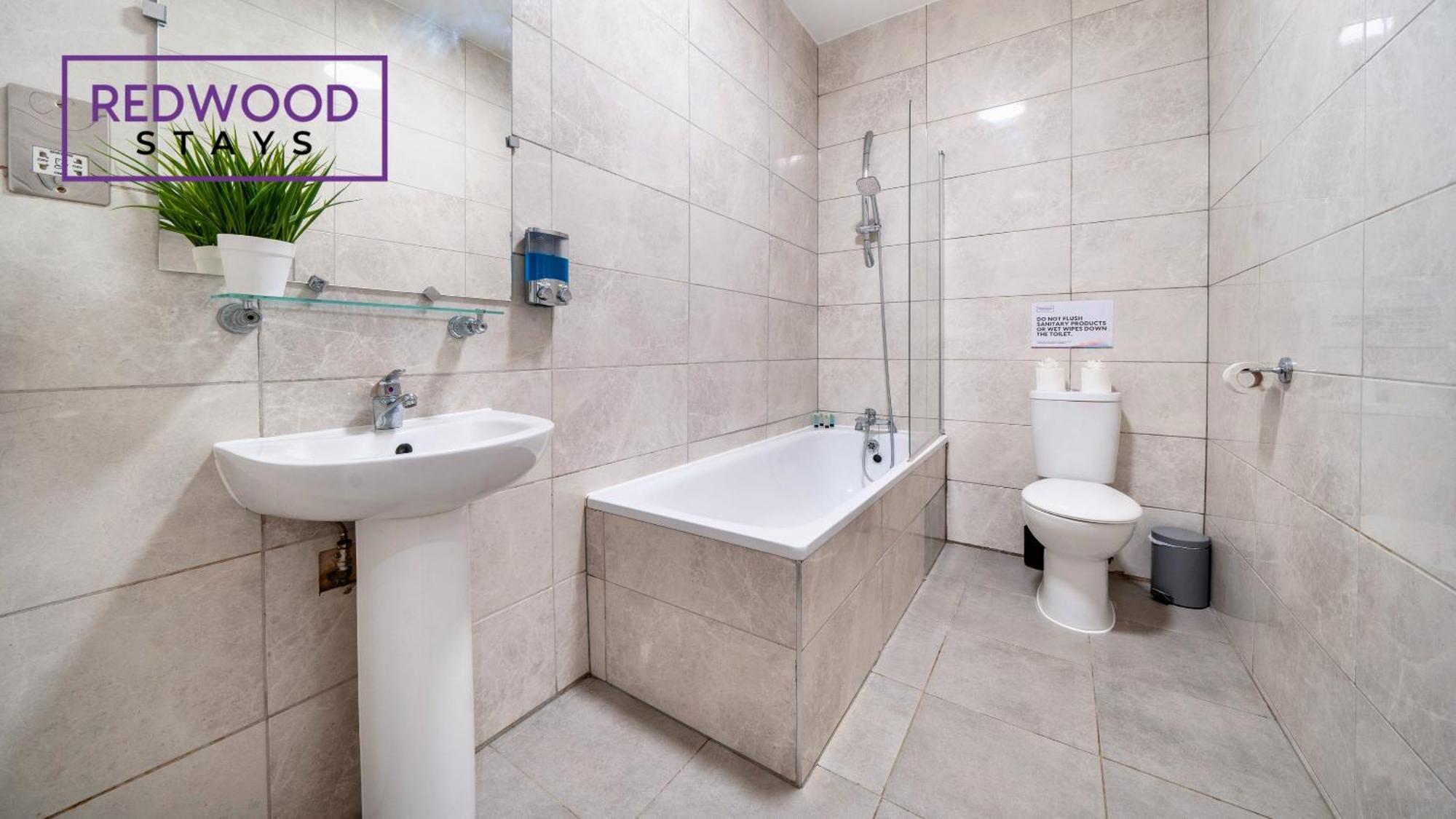 Newly Refurbished Everest Lodge Serviced Apartments For Contractors & Families, Free Wifi & Netflix By Redwood Stays Farnborough  Exterior foto